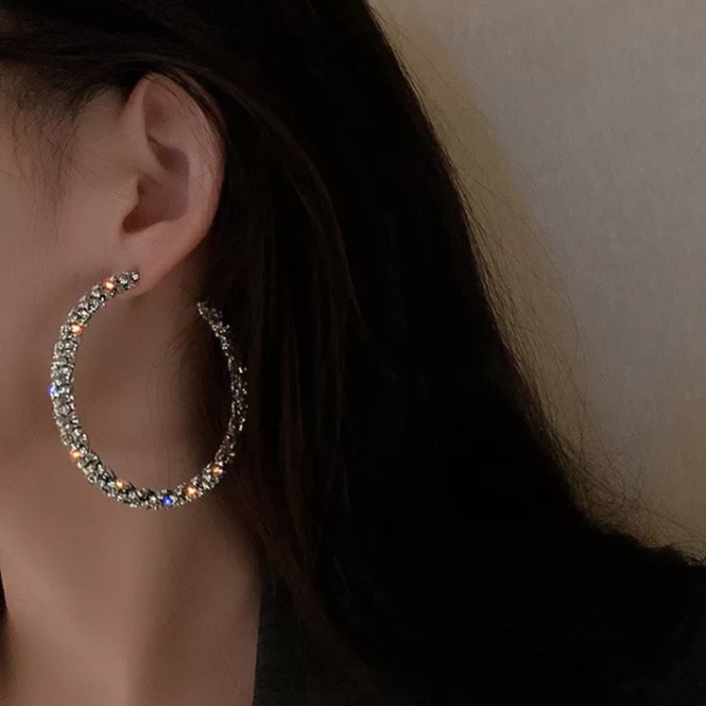 🌟 Gorgeous Rhinestone Silver Hoop Earrings - Picture 3 of 4